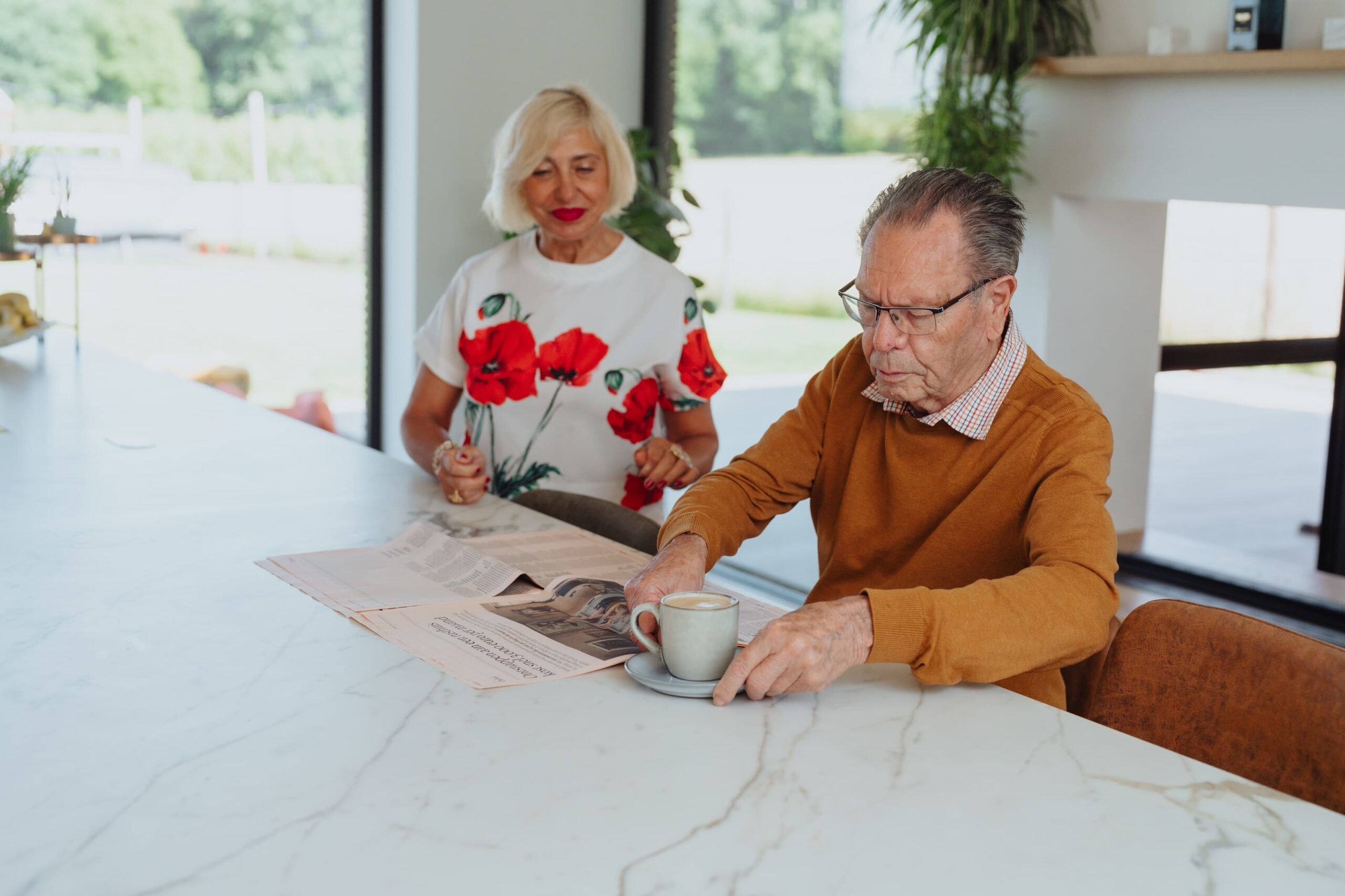 Inwonende assistent geeft man een kopje koffie
