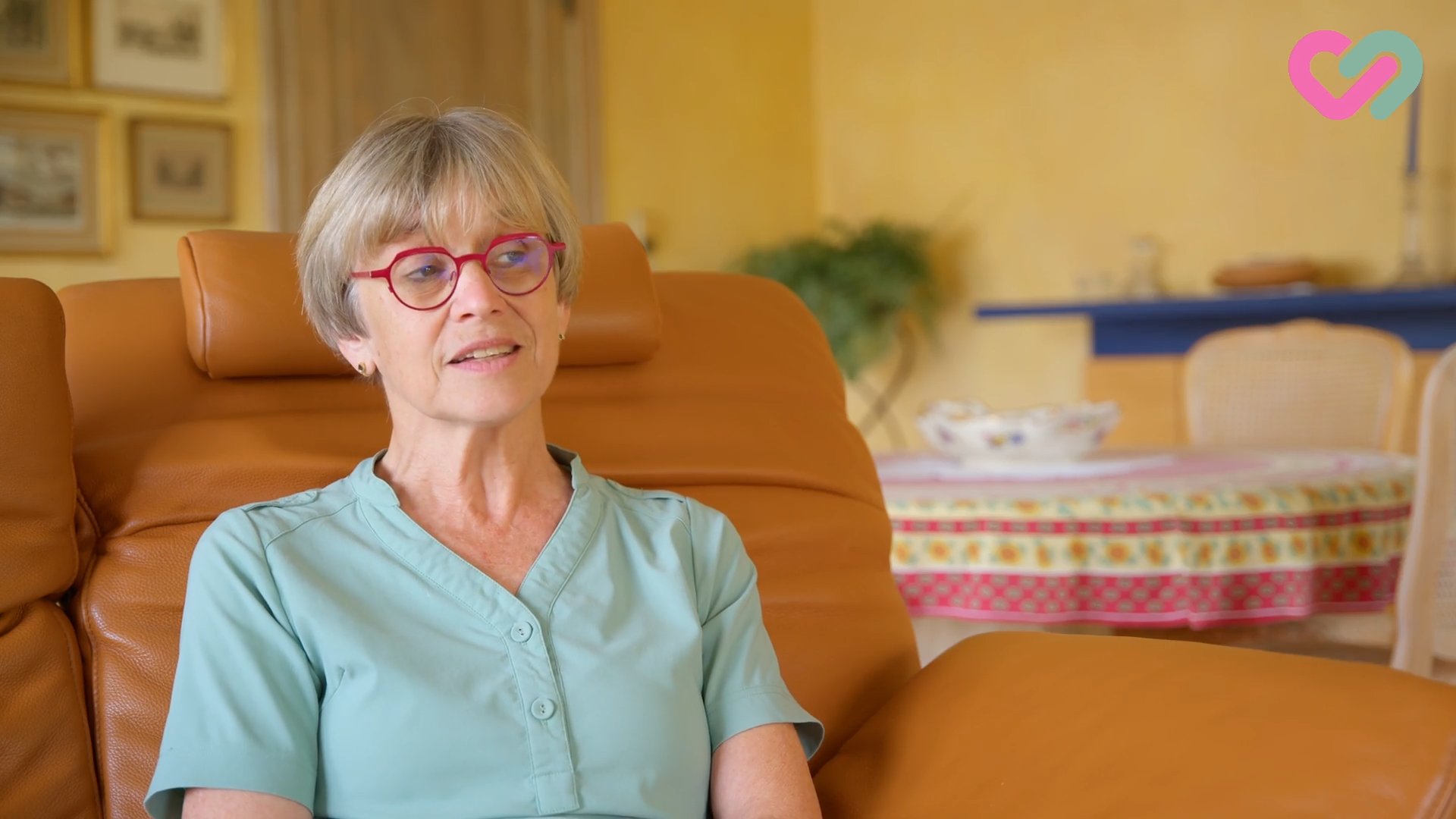 Een dochter getuigt over hoe de inwonende assistent van Care-Fully voor haar ouders zorgde.